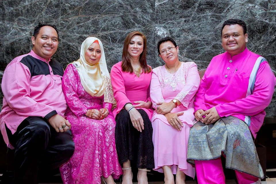 TULANG BELAKANG ACARA: MakMok Productions yang terdiri daripada karyawan dan usahawan (dari kiri) Zahid Ali, Marzila Halim, Sasya Foxx, Zainab Idris dan Andree Iskandar menyajikan persembahan hiburan 'Sinar Lebaran' setiap tahun buat pengamat hiburan. - Foto BH oleh ZALEHA ABDUL KADER