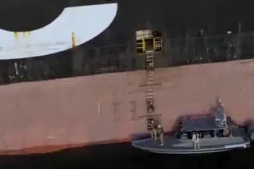 Tangkapan skrin daripada sebuah video yang didakwa menunjukkan rampasan kapal kontena MSC Francesca dan Epaminondas di Selat Hormuz, disiarkan oleh televisyen negara Iran dan dikeluarkan pada 22 April 2026, memperlihatkan anggota tentera terlibat dalam operasi tersebut.