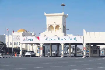 PANDANG KE LUAR TELUK: Pemandangan dari bahagian Qatar lintasan Abu Samrah di sempadan negara itu dengan Arab Saudi. Krisis dengan bekas sekutu Teluknya mendorong Doha meluaskan hubungannya di luar rantau Teluk. - Foto AFP