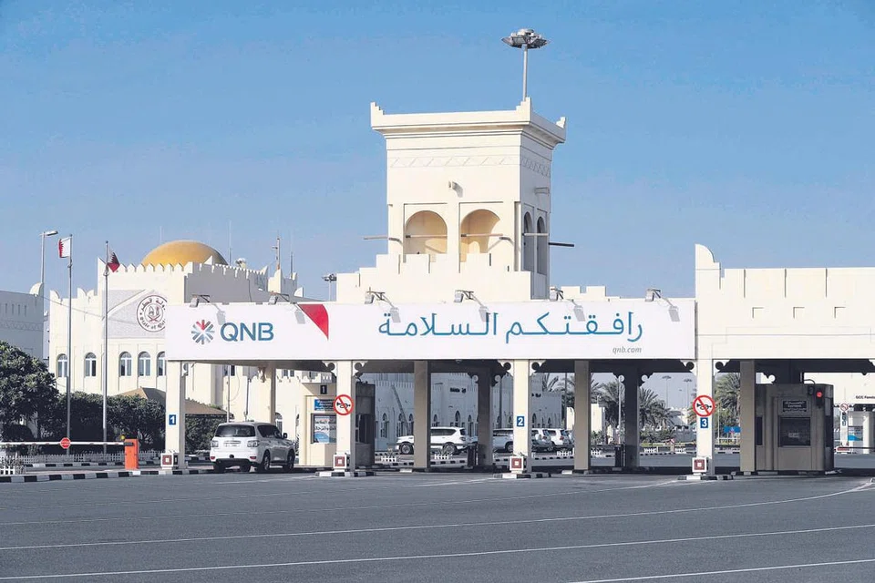 PANDANG KE LUAR TELUK: Pemandangan dari bahagian Qatar lintasan Abu Samrah di sempadan negara itu dengan Arab Saudi. Krisis dengan bekas sekutu Teluknya mendorong Doha meluaskan hubungannya di luar rantau Teluk. - Foto AFP