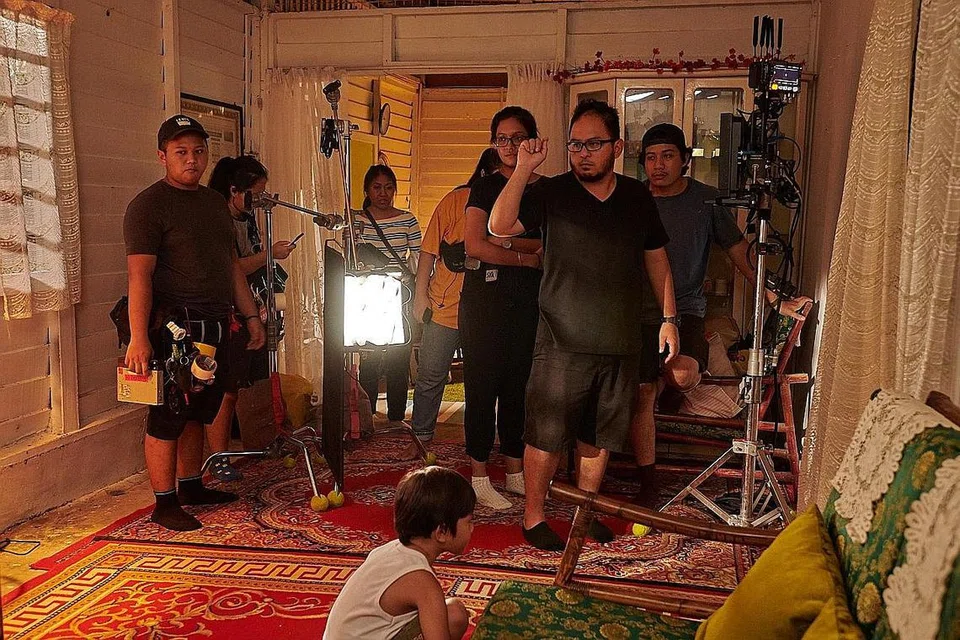 KERJA KERAS: Raihan berkata berkata beliau menggunakan masa yang dijimatkan semasa Covid-19 untuk memperhalusi karyanya, dengan meluangkan lebih banyak masa kepada mutu penghasilan. - Foto M. RAIHAN HALIM