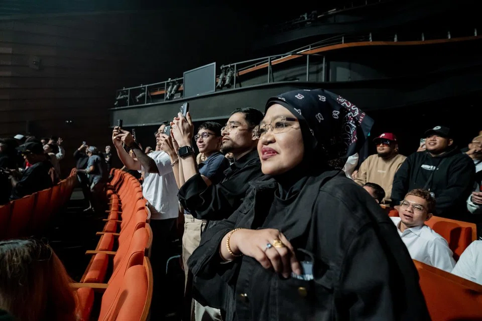 Cik Yana Lee (kanan) bersama dua anak lelakinya, Syafiq Lee (dua dari kanan) dan Taufiq Lee (tiga dari kanan), menikmati irama ‘hip-hop’ penuh keceriaan dan emosi.