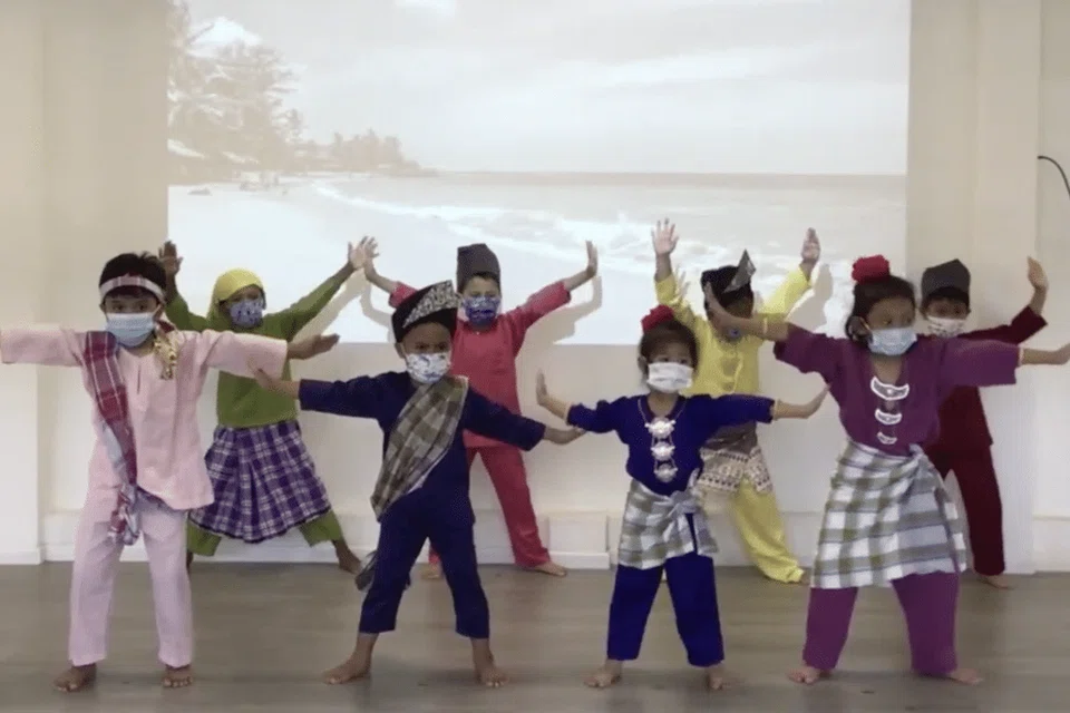 Kanak-kanak prasekolah PPIS melakukan persembahan berdasarkan Hikayat Hang Nadim. - Foto PPIS