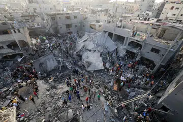 GAZA DIKEPUNG: Penduduk Palestin keluar beramai-ramai bagi memeriksa kerosakan akibat pengeboman tentera Israel ke atas kem pelarian Al-Maghazi di Deir Balah, Gaza, pada Ahad. Kementerian Kesihatan yang dikendalikan Hamas mendakwa serangan tersebut  membunuh 45 orang.