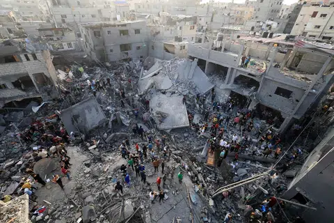 GAZA DIKEPUNG: Penduduk Palestin keluar beramai-ramai bagi memeriksa kerosakan akibat pengeboman tentera Israel ke atas kem pelarian Al-Maghazi di Deir Balah, Gaza, pada Ahad. Kementerian Kesihatan yang dikendalikan Hamas mendakwa serangan tersebut  membunuh 45 orang.