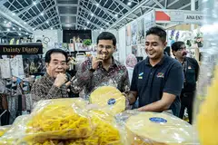 PELBAGAI GERAI: Anggota Parlimen Dilantik (NMP) dan Pengasas Roses of Peace, Encik Mohamed Irshad (tengah) bersama Pengarah Urusan MegaXpress International, Encik Hamzah Abdullah (kiri) bersama penyewa gerai, Encik Adnin Yahya. - Foto BH oleh NUR DIYANAH TAHA