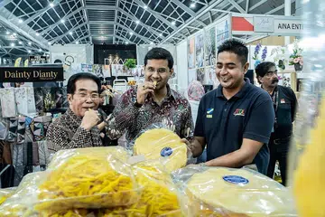 PELBAGAI GERAI: Anggota Parlimen Dilantik (NMP) dan Pengasas Roses of Peace, Encik Mohamed Irshad (tengah) bersama Pengarah Urusan MegaXpress International, Encik Hamzah Abdullah (kiri) bersama penyewa gerai, Encik Adnin Yahya. - Foto BH oleh NUR DIYANAH TAHA