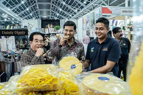 PELBAGAI GERAI: Anggota Parlimen Dilantik (NMP) dan Pengasas Roses of Peace, Encik Mohamed Irshad (tengah) bersama Pengarah Urusan MegaXpress International, Encik Hamzah Abdullah (kiri) bersama penyewa gerai, Encik Adnin Yahya. - Foto BH oleh NUR DIYANAH TAHA