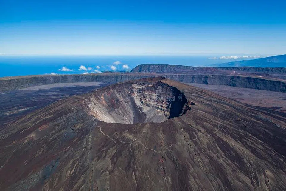 TARIKAN UTAMA: Jika tidak melihat gunung berapi Piton de la Fournaise ibarat pergi ke Paris tetapi tidak melihat Menara Eiffel. - Foto LIONEL GHIGHI 