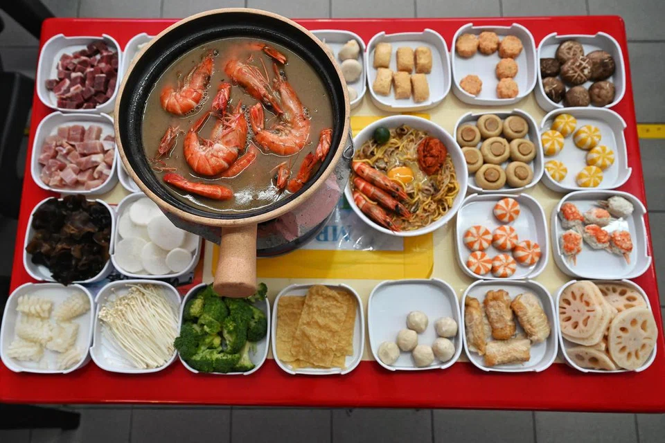 Pelbagai bahan sampingan boleh dinikmati bersama ‘Charcoal Claypot Prawn’ seperti bebola udang galah, bebola landak laut, atau ‘sea urchin’, ketam bahagian penyepit, dan pelbagai cendawan seperti enoki dan shiitake.