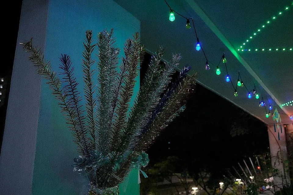 Hiasan lampu lap-lip itu juga dilengkapi dengan hiasan bunga manggar, ketupat dan sepanduk ucapan Selamat Hari Raya. - Foto-foto BH oleh SHAFIQ APANDI