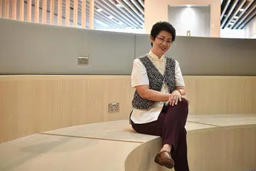 BERI NASIHAT: Cik Anita Kuan, Timbalan pengetua Politeknik Temasek, berkata dengan "kebebasan" yang diberi, pelajar politeknik perlu lebih berdisiplin. - Foto BH oleh ARIFFIN JAMAR