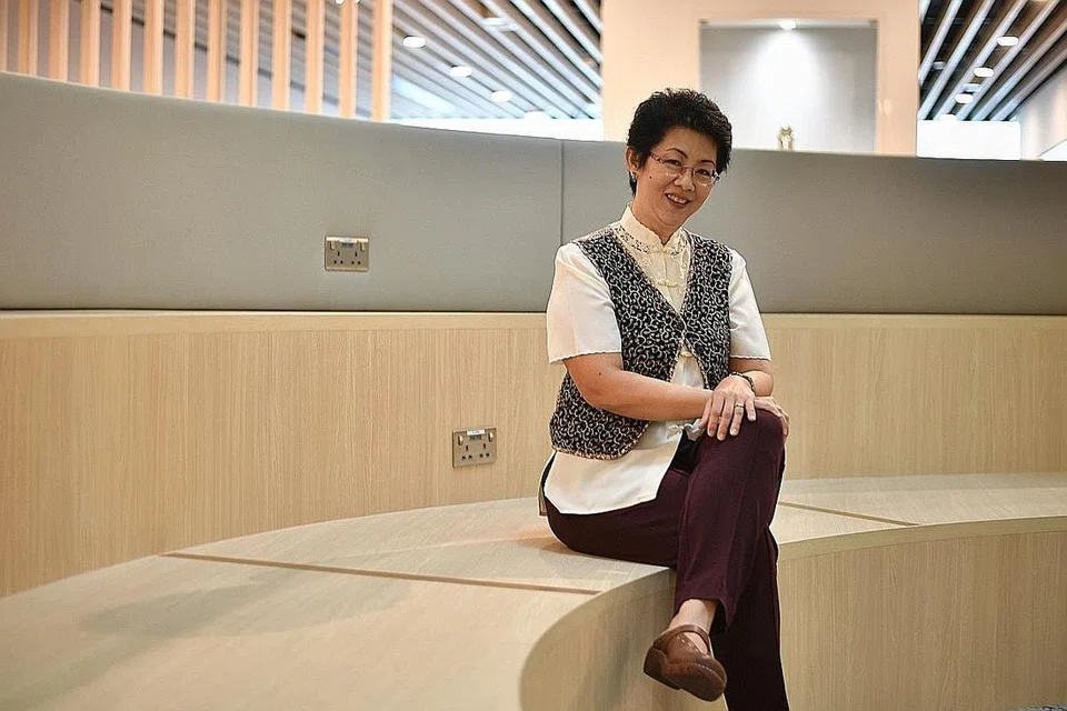 BERI NASIHAT: Cik Anita Kuan, Timbalan pengetua Politeknik Temasek, berkata dengan "kebebasan" yang diberi, pelajar politeknik perlu lebih berdisiplin. - Foto BH oleh ARIFFIN JAMAR