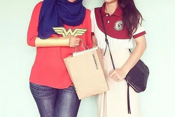 PENYEJUK HATI: Nur Sabrina Nasir (kanan) menyifatkan Cikgu Sabariah, guru bahasa Melayu di Sekolah Menengah East Spring sebagai pendidik berhemah yang sering beri kata perangsang. Foto dirakam tiga tahun lalu ketika Nur Sabrina masih di sekolah menengah. - Foto ihsan NUR SABRINA NASIR