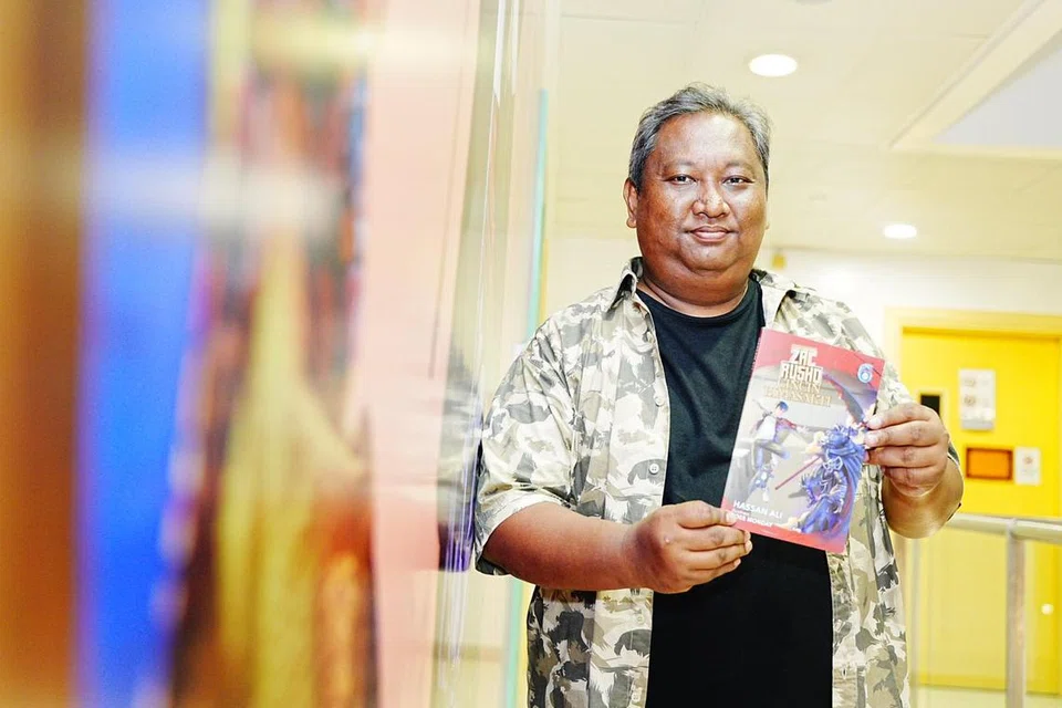 
Encik Rossman Senin, 45 tahun, berkongsi tentang komik cereka sains, ‘Cincin Bima Sakti’, yang memuatkan ilustrasinya.