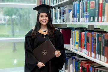 TIDAK TUNGGU LAMA: Cik Elenna Mohamed Amin tidak menunggu sehingga selepas konvokesyen untuk mencari pekerjaan. Siswazah SMU ini kini merupakan penganalisis harga di ExxonMobil meskipun konvokesyen baru berakhir beberapa minggu lepas. - Foto SMU