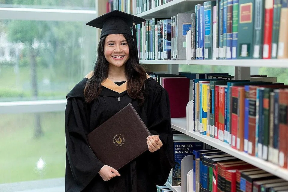 TIDAK TUNGGU LAMA: Cik Elenna Mohamed Amin tidak menunggu sehingga selepas konvokesyen untuk mencari pekerjaan. Siswazah SMU ini kini merupakan penganalisis harga di ExxonMobil meskipun konvokesyen baru berakhir beberapa minggu lepas. - Foto SMU