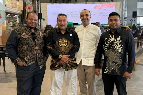Encik Abdul Rahman Mohd Hanipah (kiri) dan Dr Abdul Qader Al-Aidaroos (dua dari kanan) bersama dua lagi anggota majlis Persatuan Dana Amanah Muslimin (MTFA) bergambar pada 1 Mac 2025 sempena acara agihan beras dan oat kepada 100 penerima bantuan yang layak.