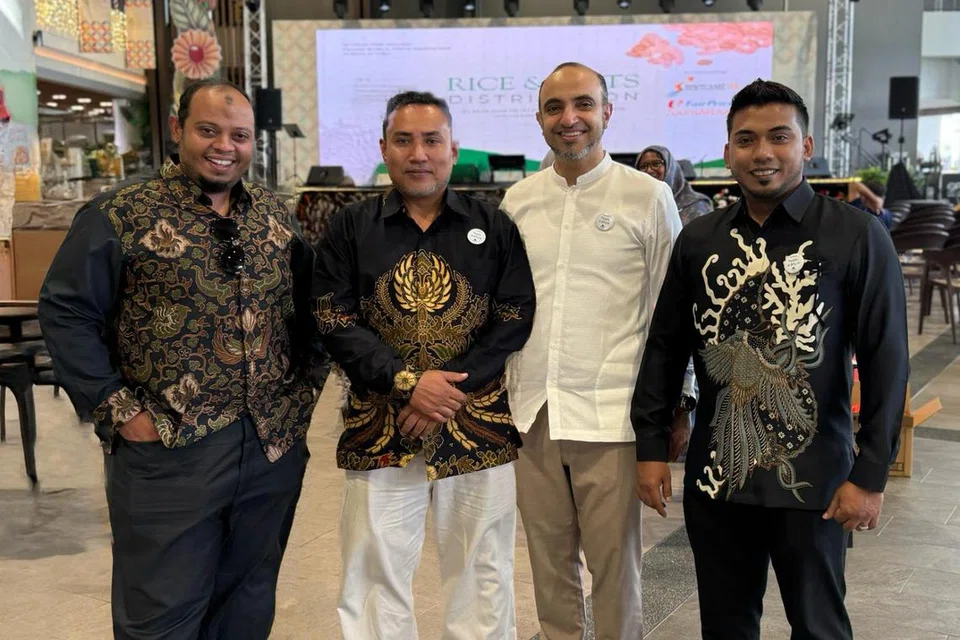 Encik Abdul Rahman Mohd Hanipah (kiri) dan Dr Abdul Qader Al-Aidaroos (dua dari kanan) bersama dua lagi anggota majlis Persatuan Dana Amanah Muslimin (MTFA) bergambar pada 1 Mac 2025 sempena acara agihan beras dan oat kepada 100 penerima bantuan yang layak.
