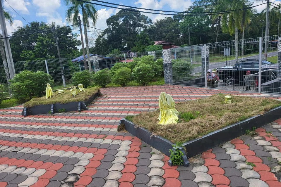 Makam Raja Melewar (kanan), Yang di-Pertuan Besar, atau Yamtuan Besar,  pertama Negeri Sembilan, di Rembau. Beliau mangkat pada 1795 dan disemadikan bersama permaisurinya dan dua panglimanya. 