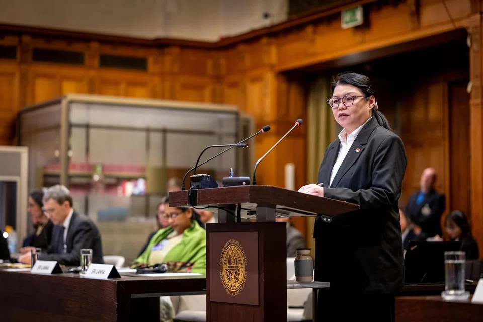 Duta Besar Singapura bagi Undang-undang Antarabangsa, Cik Rena Lee berucap di Mahkamah Keadilan Antarabangsa (ICJ) di The Hague pada 11 Disember.