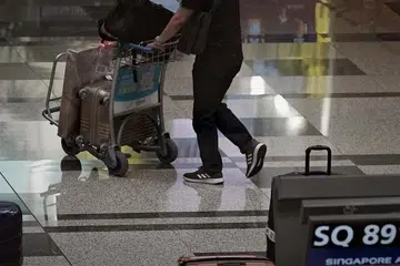 KES IMPORT TERMASUK WARGA EMAS: Salah satu kes import yang dikenal pasti Kementerian Kesihatan (MOH) pada Rabu (18 November) adalah warga emas dengan sejarah perjalanan dari Bangladesh yang mendapatkan rawatan susulan di Singapura. - Foto CHINESE MEDIA GROUP