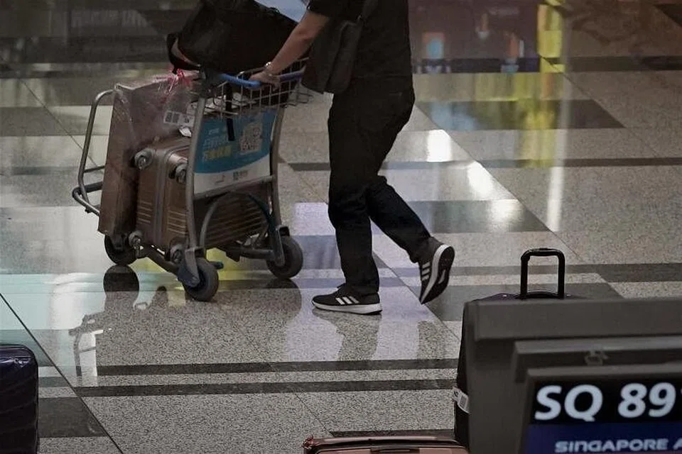 KES IMPORT TERMASUK WARGA EMAS: Salah satu kes import yang dikenal pasti Kementerian Kesihatan (MOH) pada Rabu (18 November) adalah warga emas dengan sejarah perjalanan dari Bangladesh yang mendapatkan rawatan susulan di Singapura. - Foto CHINESE MEDIA GROUP
