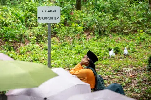 Segmen laungan azan berlaku pada akhir lawatan tersebut di sekitar kawasan Kampung Surau yang terletak di Pulau Ubin.