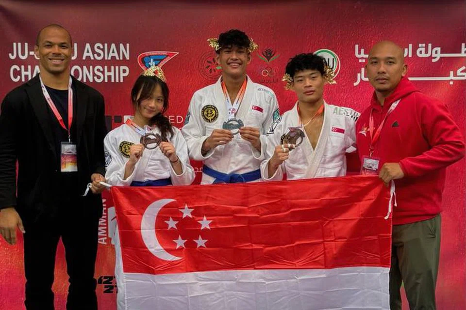 Pasukan Ju-Jitsu Singapura menghasilkan prestasi yang membanggakan di  Kejohanan Ju-Jitsu Asia 2025 di Amman, Jordan yang berlangsung dari 21 Mei hingga 27 Mei. Jurulatih kebangsaan, Fabio Junior Baptista (kiri) dan Pengurus Prestasi Tinggi Atlet, Uli Fadhli (kanan), turut bangga dengan prestasi atlet mereka, (dua dari kiri) Alisha Nasha Danial Haris; Danish Faiz Khairulnizam, Chew Zheng Hui, serta atlet lain yang tidak ada dalam foto ini. 