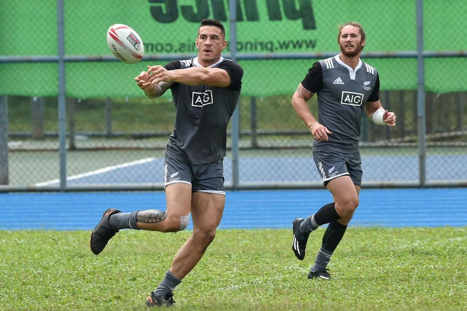 SAHUT CABARAN: Sonny Bill Williams (kiri) menggesa rakannya menyahut cabaran beraksi dalam kejohanan ragbi tujuh sepasuk hujung minggu ini. - Foto AFP