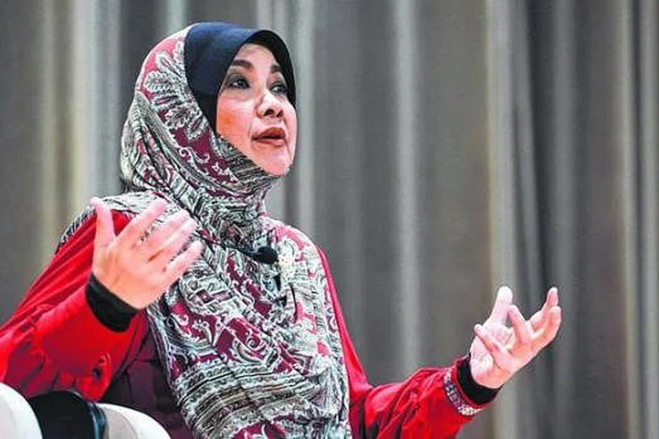 PROFESOR DR MUHAYA MOHAMAD: Masalah terbelenggu apabila manusia lebih banyak menyalahkan keadaan yang berlaku dari luar bukan dari dalam dirinya sendiri. - Foto-foto KHALID BABA 