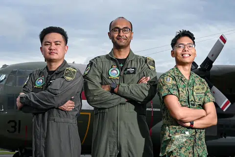 Pegawai Waran Ketiga (3WO) Keith Ho Kee Hao (dari kiri), Leftenan-Kolonel (LTC) C Teeneshwaran, dan Sarjan Pertama (1SG) Muhammad Faisal Sharudin. 