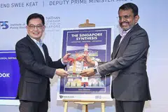 LANCAR BUKU: DPM Heng (kiri) bersama Pengarah Urusan MAS, Encik Ravi Menon di majlis pelancaran buku Encik Menon 'The Singapore Synthesis: Innovation, Inclusion, Inspiration'. - Foto BH oleh FELINE LIM