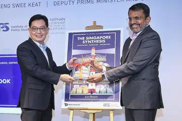 LANCAR BUKU: DPM Heng (kiri) bersama Pengarah Urusan MAS, Encik Ravi Menon di majlis pelancaran buku Encik Menon 'The Singapore Synthesis: Innovation, Inclusion, Inspiration'. - Foto BH oleh FELINE LIM