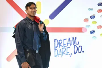 Encik Qamarul Syazwan Muhammad Azri Alfred mereka papan pemuka bagi membantu jabatannya menjejak tempahan mikrocip yang belum disahkan semasa beliau menjalani latihan amali di firma pengeluar semikonduktor, Infineon Technologies, pada 2023. Rekaannya itu kemudian dilaksanakan di seluruh syarikat tersebut.