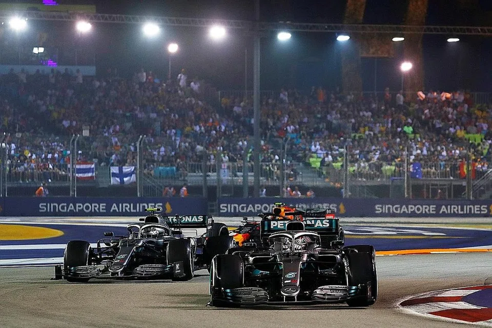 JEREBU BUKAN PENGHALANG: Jumlah penonton yang hadir untuk menyaksikan F1 di Singapura tahun ini adalah kedua tertinggi dalam sejarah perlumbaan itu sejak ia bermula di sini 12 tahun lalu. - Foto REUTERS