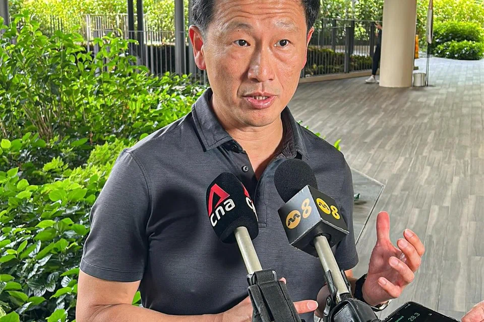 Menteri Kesihatan, Encik Ong Ye Kung bercakap dengan media di acara masyarakat di Kompleks Renang Bukit Canberra pada 14 Disember.