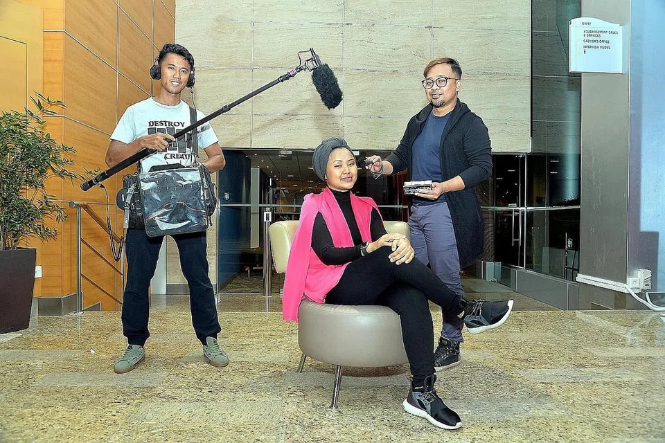 SEMOGA ADA PEMBELAAN: Para pekerja bebas dalam bidang media, (dari kiri) Encik Nizlan Sani, Cik Ateeqah Mazlan dan Encik Rafil Kamarudin, berharap lebih banyak perlindungan dapat diberikan kepada pekerja bebas seperti mereka. - Foto M.O. SALLEH