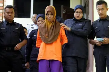 DIDAKWA BUNUH ANAK: Asmani Mat didakwa di Mahkamah Majistret Temerloh atas tuduhan membunuh anak lelakinya yang berusia 19 bulan.