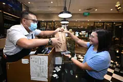 Pelanggan boleh menggunakan aplikasi Yindii untuk membeli ‘beg kejutan’ yang mengandungi lebihan produk makanan daripada kafe seperti Paul, pada harga diskaun.