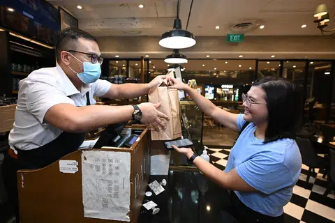 Pelanggan boleh menggunakan aplikasi Yindii untuk membeli ‘beg kejutan’ yang mengandungi lebihan produk makanan daripada kafe seperti Paul, pada harga diskaun.
