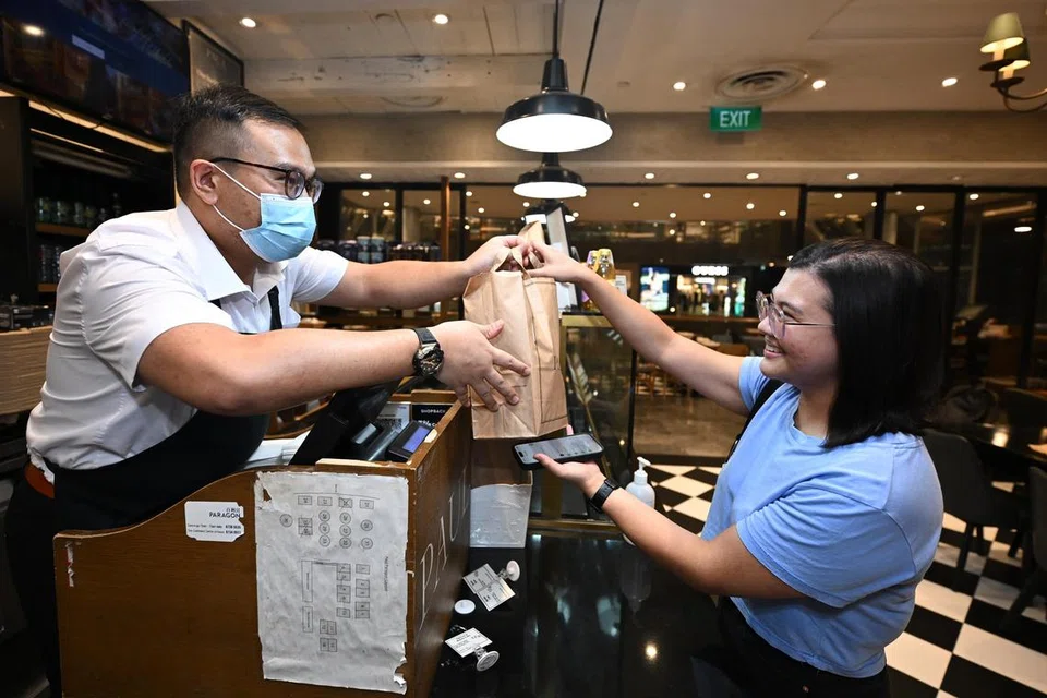 Pelanggan boleh menggunakan aplikasi Yindii untuk membeli ‘beg kejutan’ yang mengandungi lebihan produk makanan daripada kafe seperti Paul, pada harga diskaun.