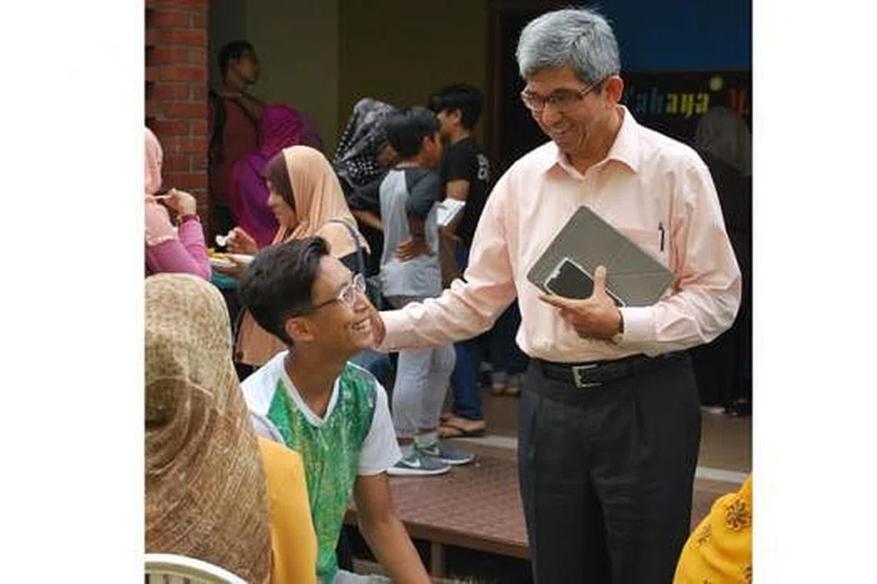 BERI DORONGAN: Dr Yaacob Ibrahim berinteraksi dengan salah seorang peserta Program Bimbingan dan Kemahiran Kehidupan Akademik (ACLP), Muhd Halifi Wee. Dalam sesi taklimat ACLP, Dr Yaacob menggalak ibu bapa agar terus memberi sokongan kepada pendidikan anak mereka. - Foto MENDAKI