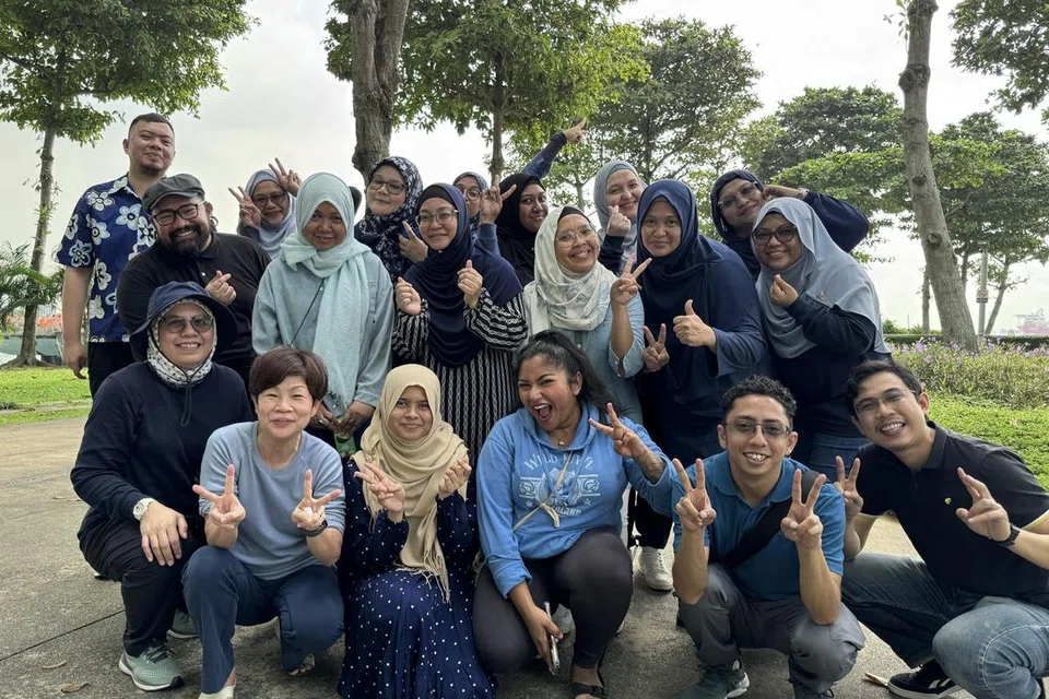 Cik Sarinah Said (dua dari kanan), bersama rakan-rakan kerja Kelab HEAL semasa acara perpaduan pasukan pada 4 Disember 2024. 