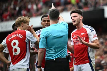 Pemain pertahanan midfield Arsenal, Declan Rice (kanan), tidak dapat beraksi dalam perlawanan menentang musuh ketat, Tottenham, pada 15 September, selepas di buang padang dalam perlawanan menentang Brighton pada 31 Ogos.