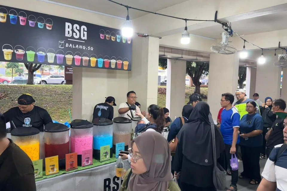 Pelanggan di kawasan kejiranan menikmati tawaran minuman manis Balang.SG di Bazar Ramadan di Blok 301 Tampines Street 32.