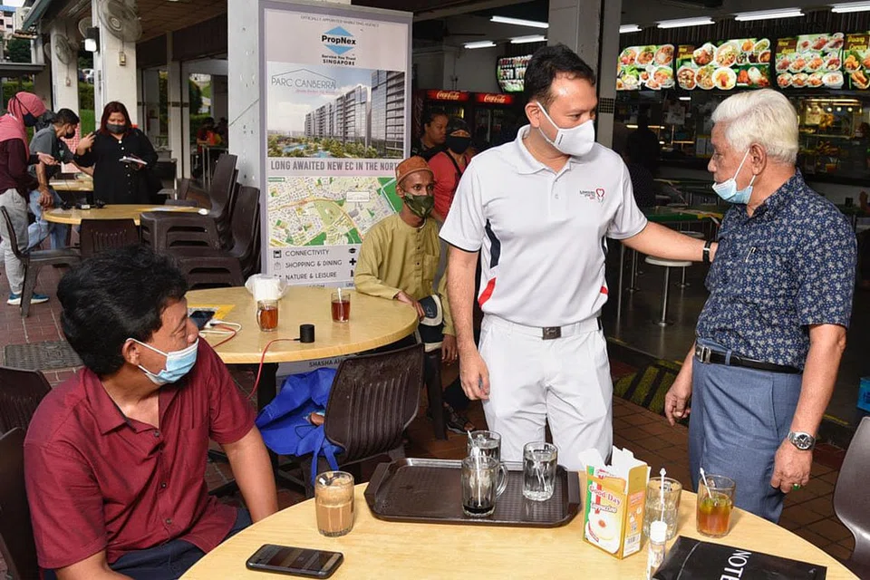 RAPAT DENGAN PENDUDUK: Walau jadual padat, Encik Zaqy seronok bertemu penduduk tidak kira di mana sahaja, agar dapat lebih memahami keperluan dan keprihatinan mereka sekali gus membolehkannya membantu lebih baik. - Foto BH oleh DESMOND WEE