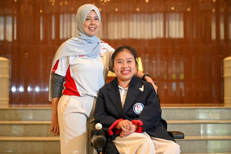 Atlet boccia paralimpik negara, Jeralyn Tan (kanan) bersyukur dengan sokongan yang diberikan buat atlet paralimpik negara. Bersamanya ialah jurulatih beliau, Cik Yurnita Omar. 