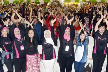 SIHAT SEMUA: Cik Rahayu Mahzam (lima dari kiri) bersama peserta yang mengikuti senaman di pelancaran 'Diva Welness Connect' di Singapore Expo kelmarin. - Foto TAUFIK A. KADER