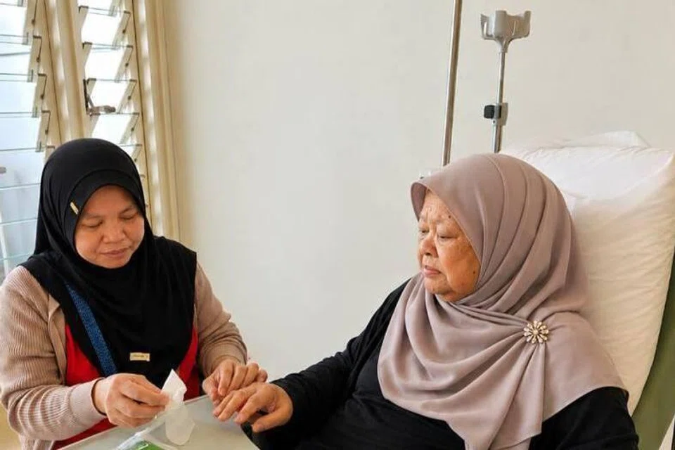 Cik Muhlipah Muhaili (kiri), bersama Allahyarhamha Zakiah Samad, sewaktu ibu majikannya itu dirawat di hospital.